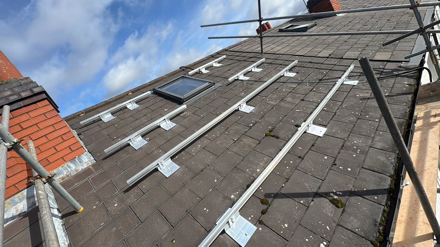 Rails are fixed to the roof